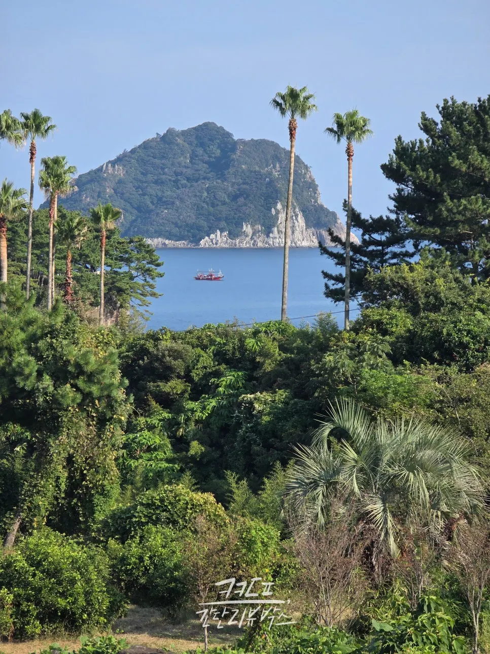 Zoomed-in view from the second floor of Seopseom Island and a boat off Seogwipo