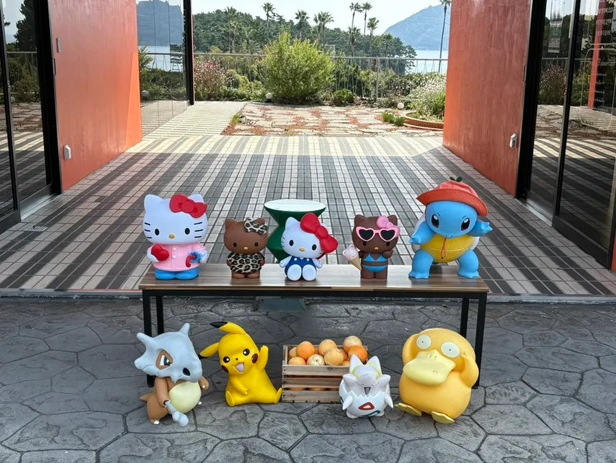 Pokémon and Hello Kitty plushies placed at the café entrance