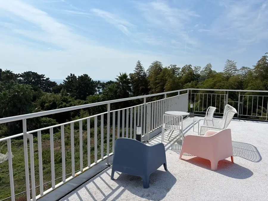 Open view and outdoor terrace seen from the second floor