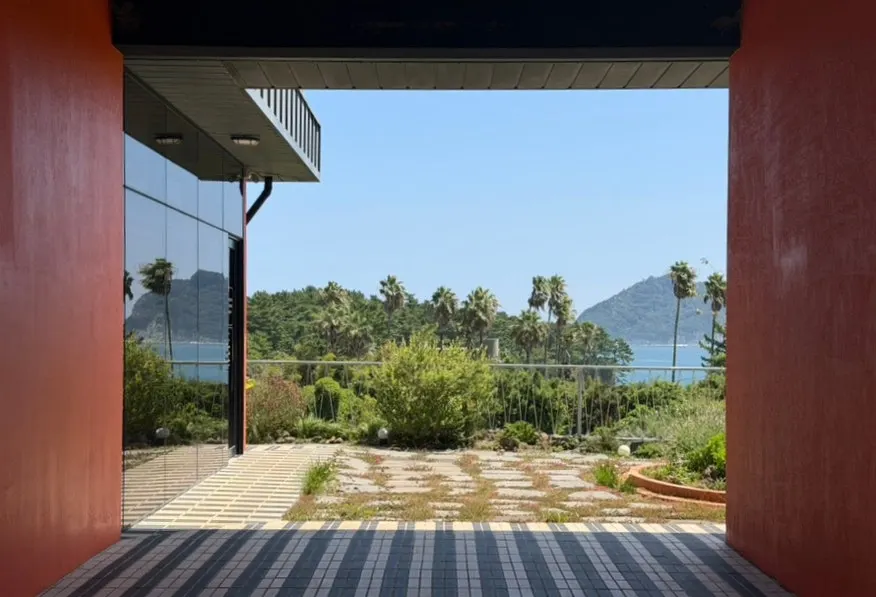 Ocean view seen between the Forest Jeongbang annex buildings
