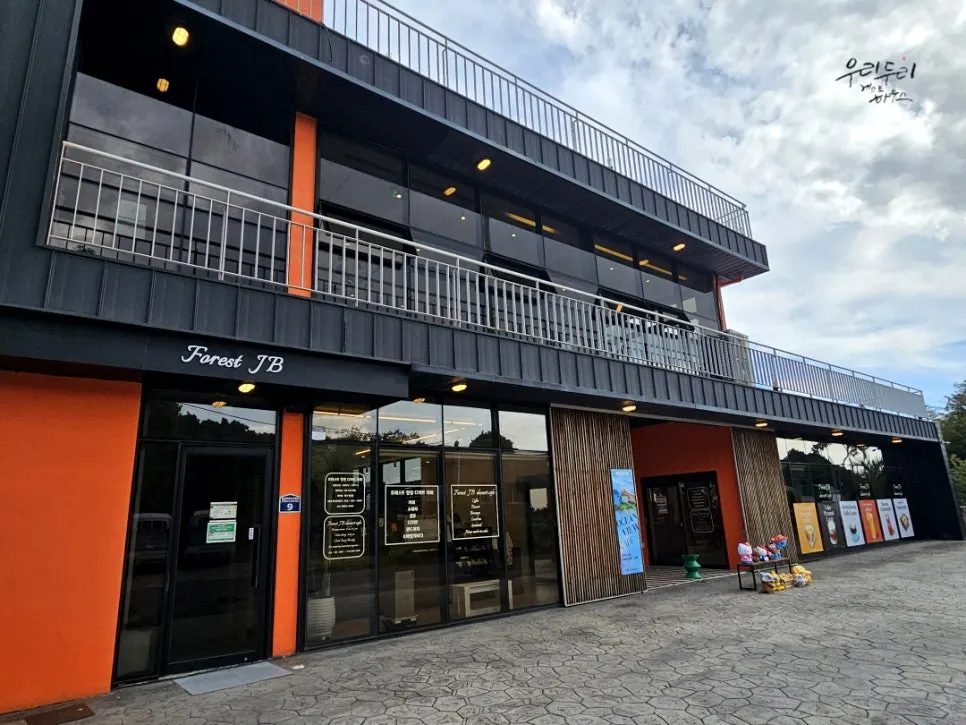 View of Forest Jeongbang café located right next to the road