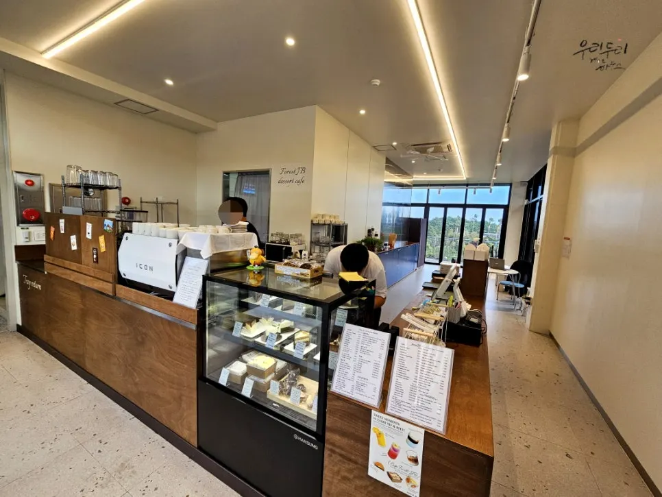 Forest Jeongbang first floor ordering and drink-making area
