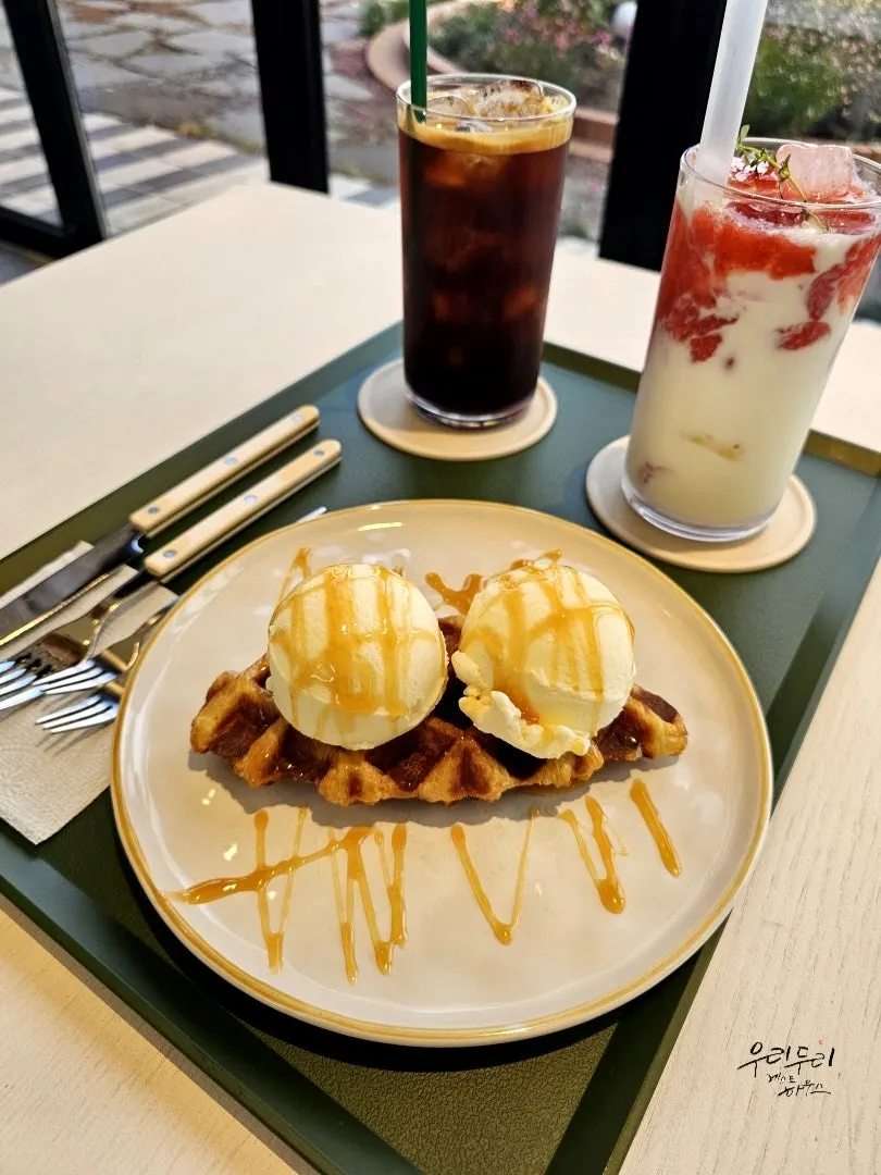 Table setting of Forest Jeongbang drinks and ice cream croffle