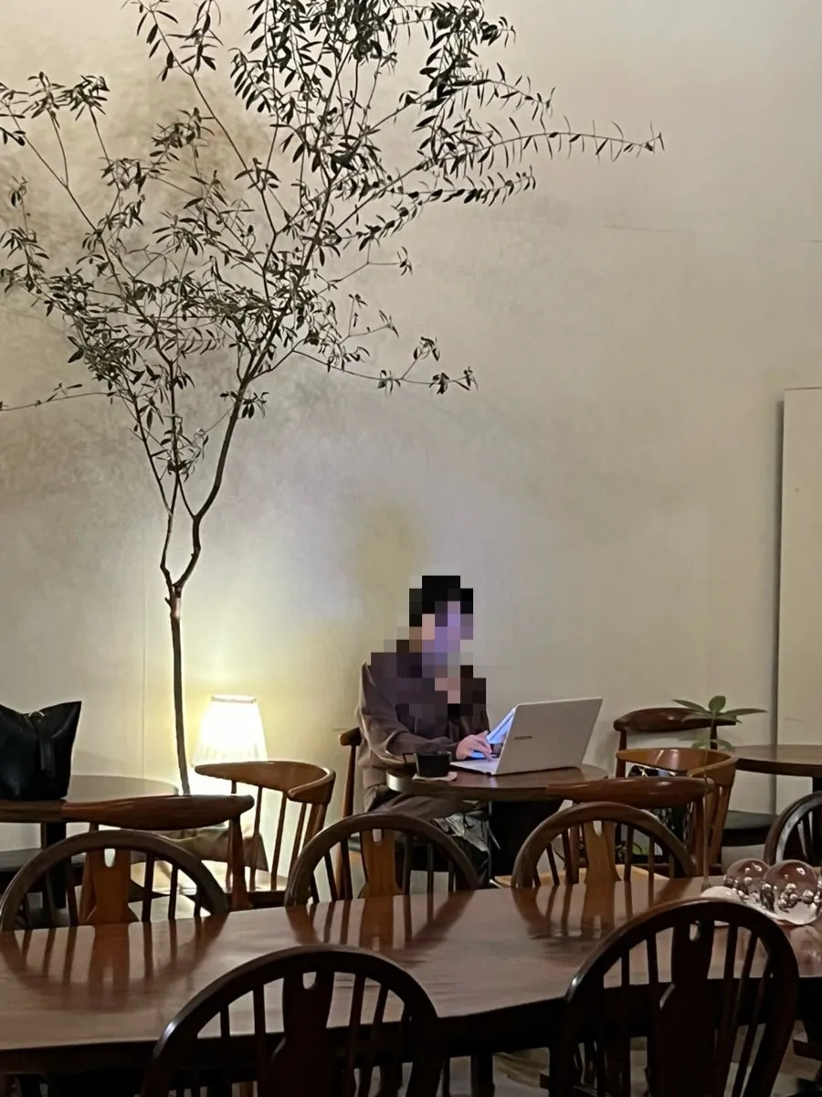 통창 너머 알전구 불빛이 보이는 창가