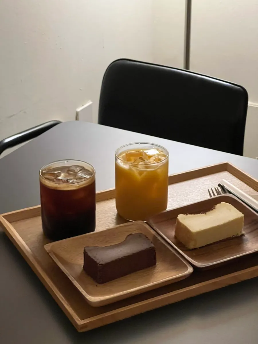 주문한 치즈케이크와 음료 테이블 세팅