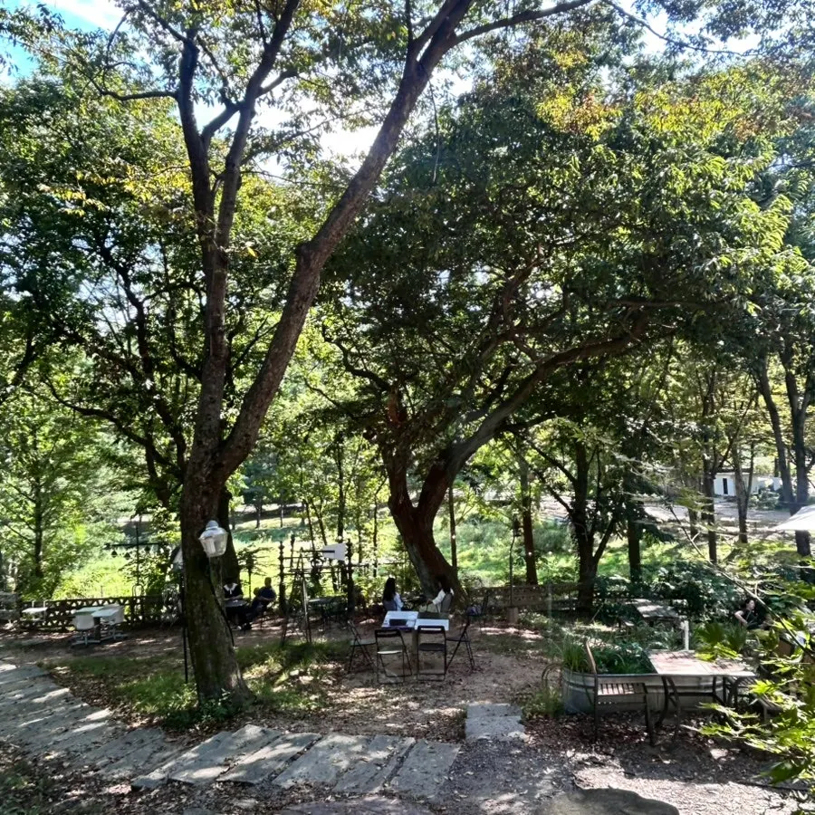 포어레스트 매장 밖 산책로