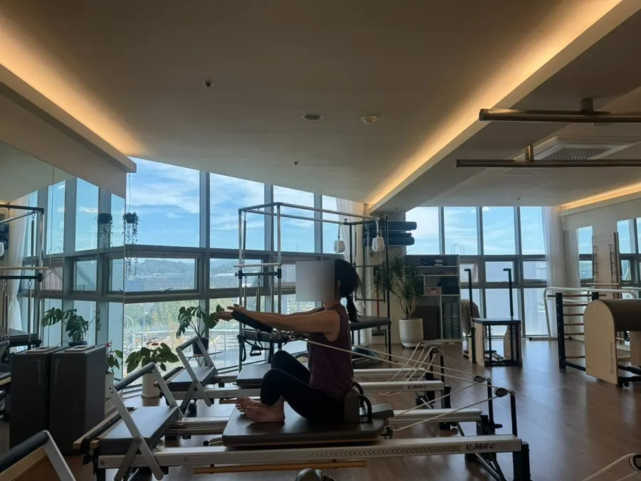 리포머 동작을 따라 하는 모습
