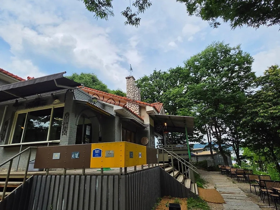 森の山小屋のようなForerestの外観