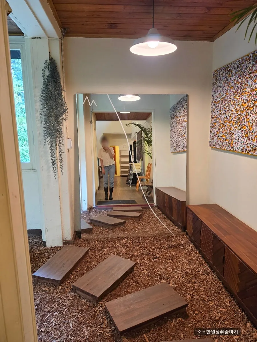 森とつながる感じの入口通路
