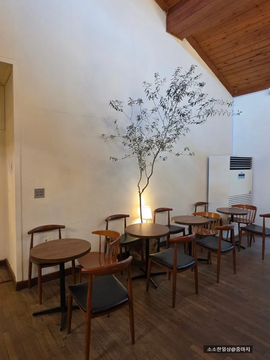 天井の高いウッドトーンの店内とシャンデリア