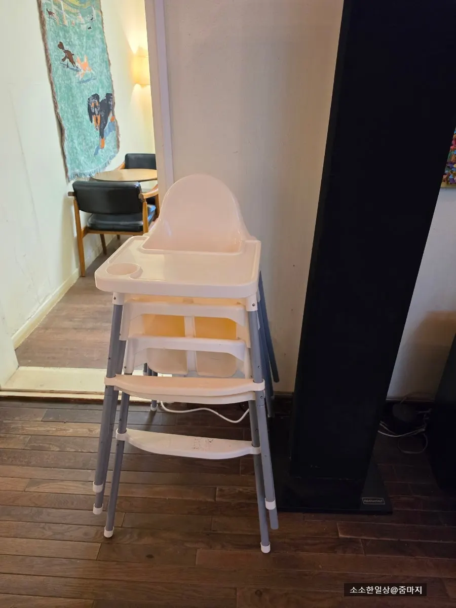 山小屋の雰囲気の店内空間