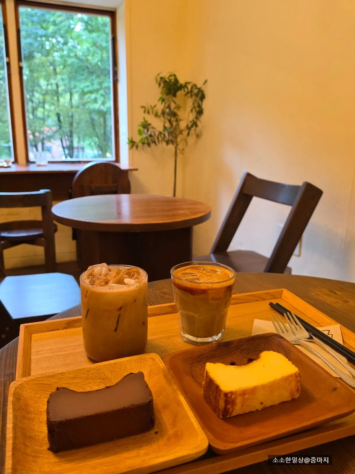 木製トレイに乗ったケーキとドリンク