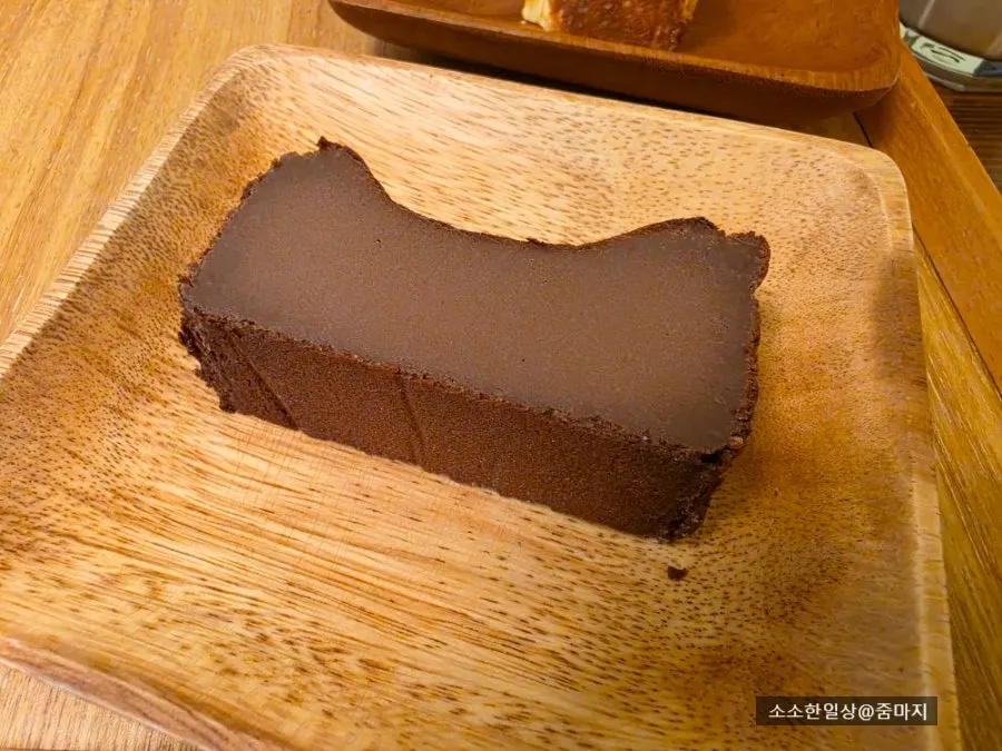 チョコレートバスクチーズケーキのクローズアップ