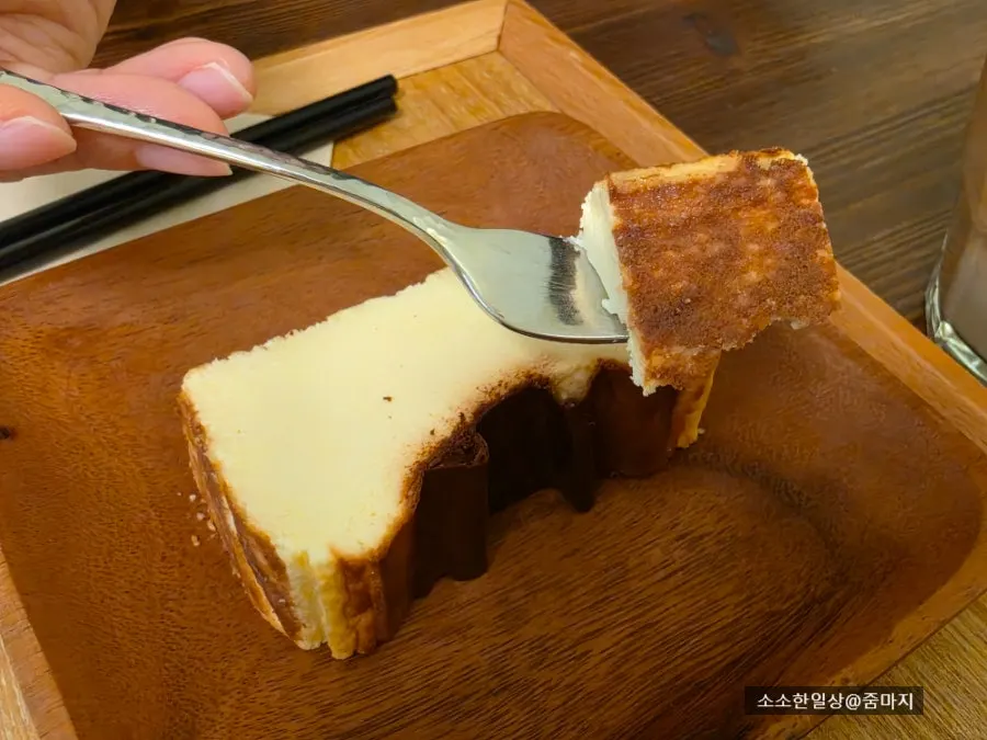 ケーキとドリンクが置かれたテーブル