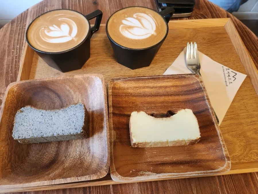 Two hot caffe lattes and a Basque cheesecake