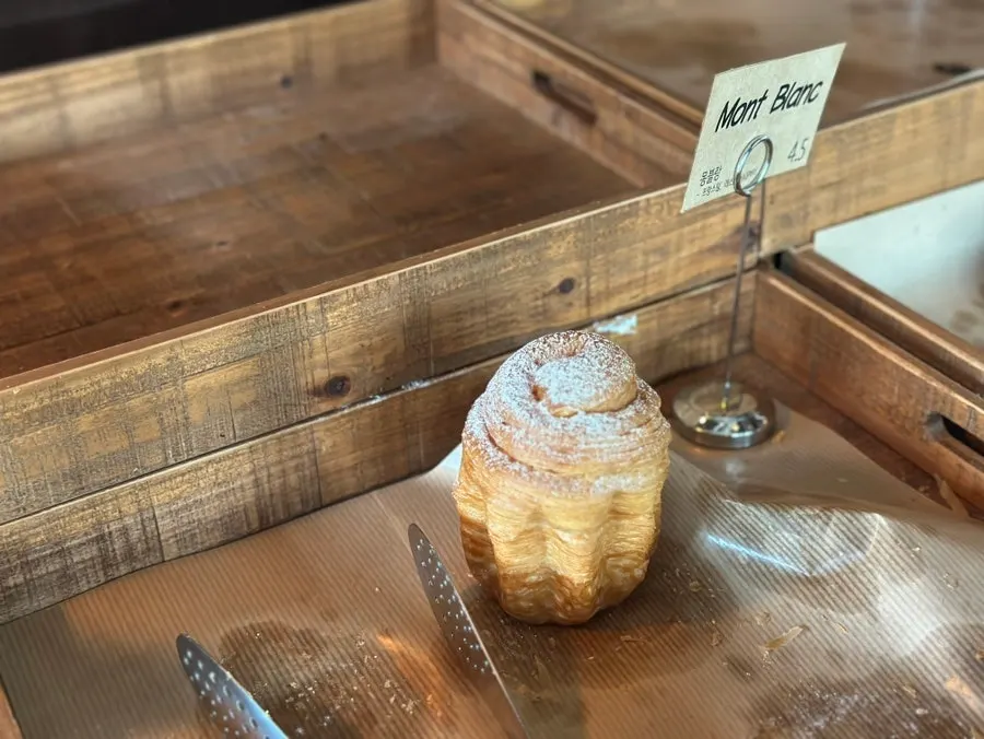 오후에 남아 있는 베이커리 진열대