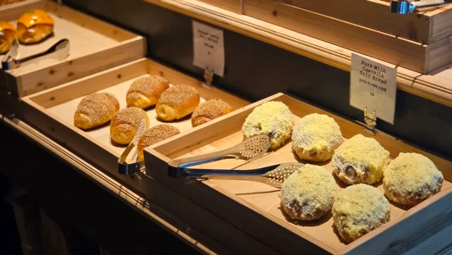 창으로 빛이 들어오는 카페 자리