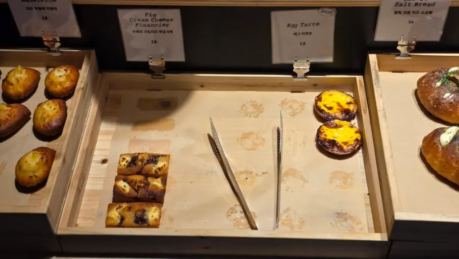 카페 디저트 진열 모습