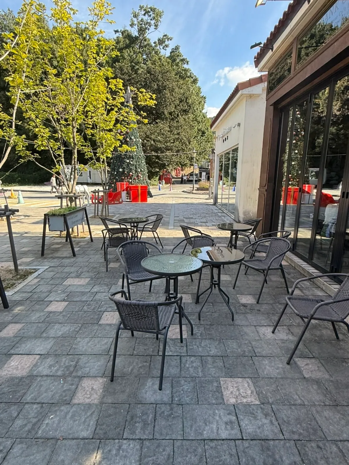 Outdoor terrace seating at Frank Coffin Bar Damyang