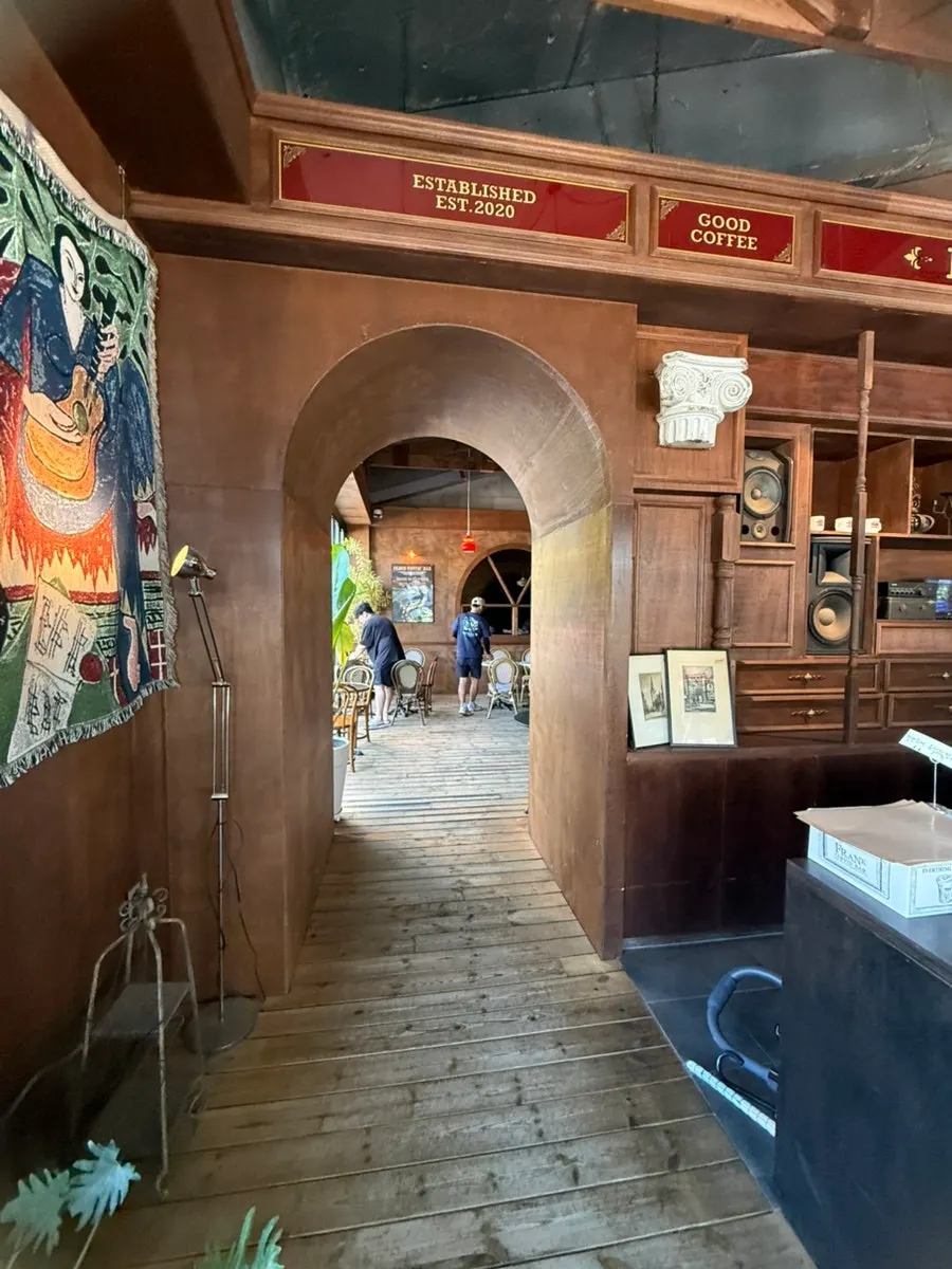 Another space beyond the passage with classic tables