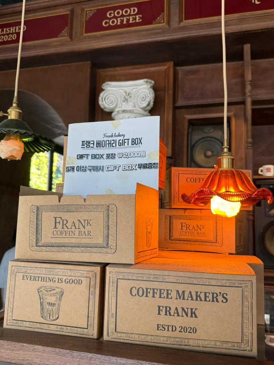 Sign about free bakery gift box wrapping