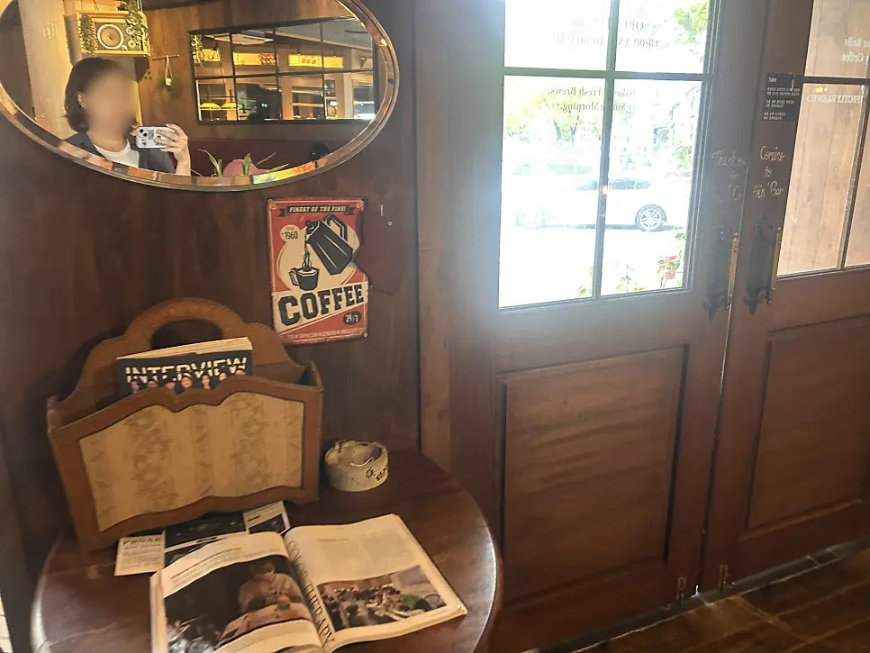 A corner of the café decorated with antique pieces