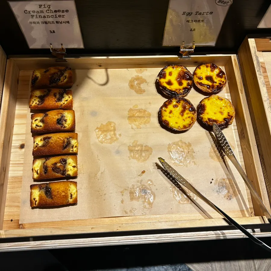 베이커리 쇼케이스 가까이 본 모습