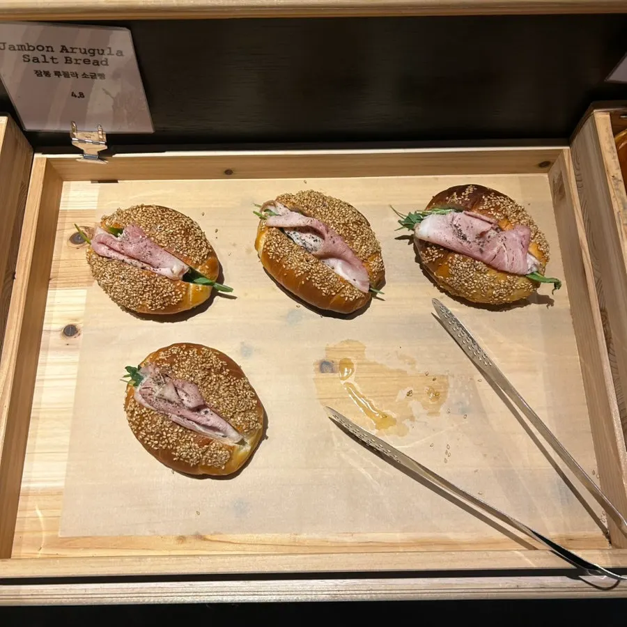 소금빵이 놓인 베이커리 진열대