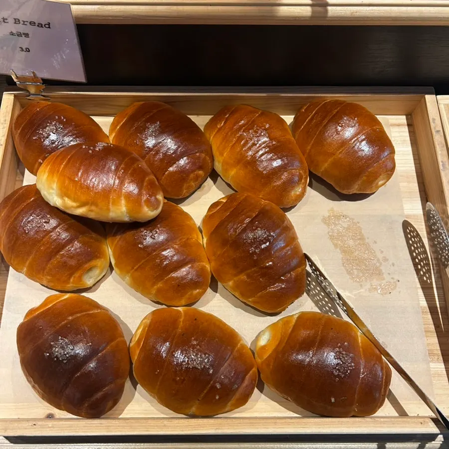 맛별로 놓인 소금빵
