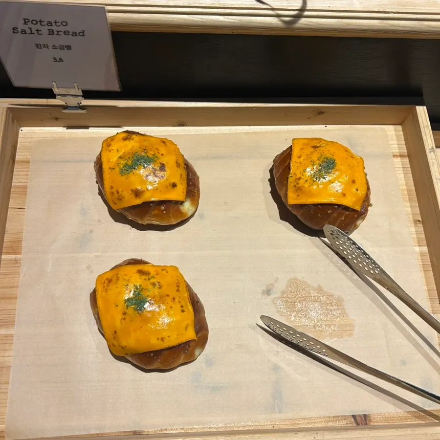 다양한 맛의 소금빵 클로즈업