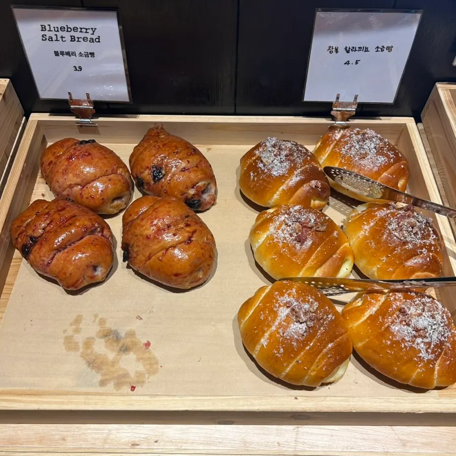 소금빵 이름표와 진열 모습