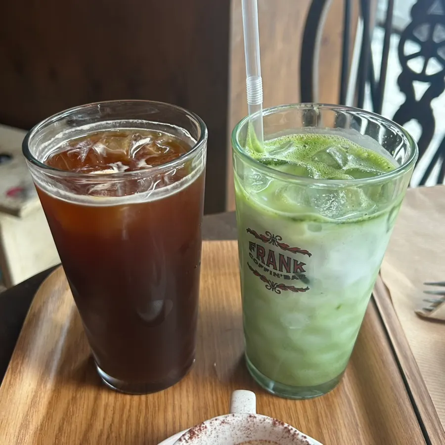 잘라서 내어준 더티초코 소금빵