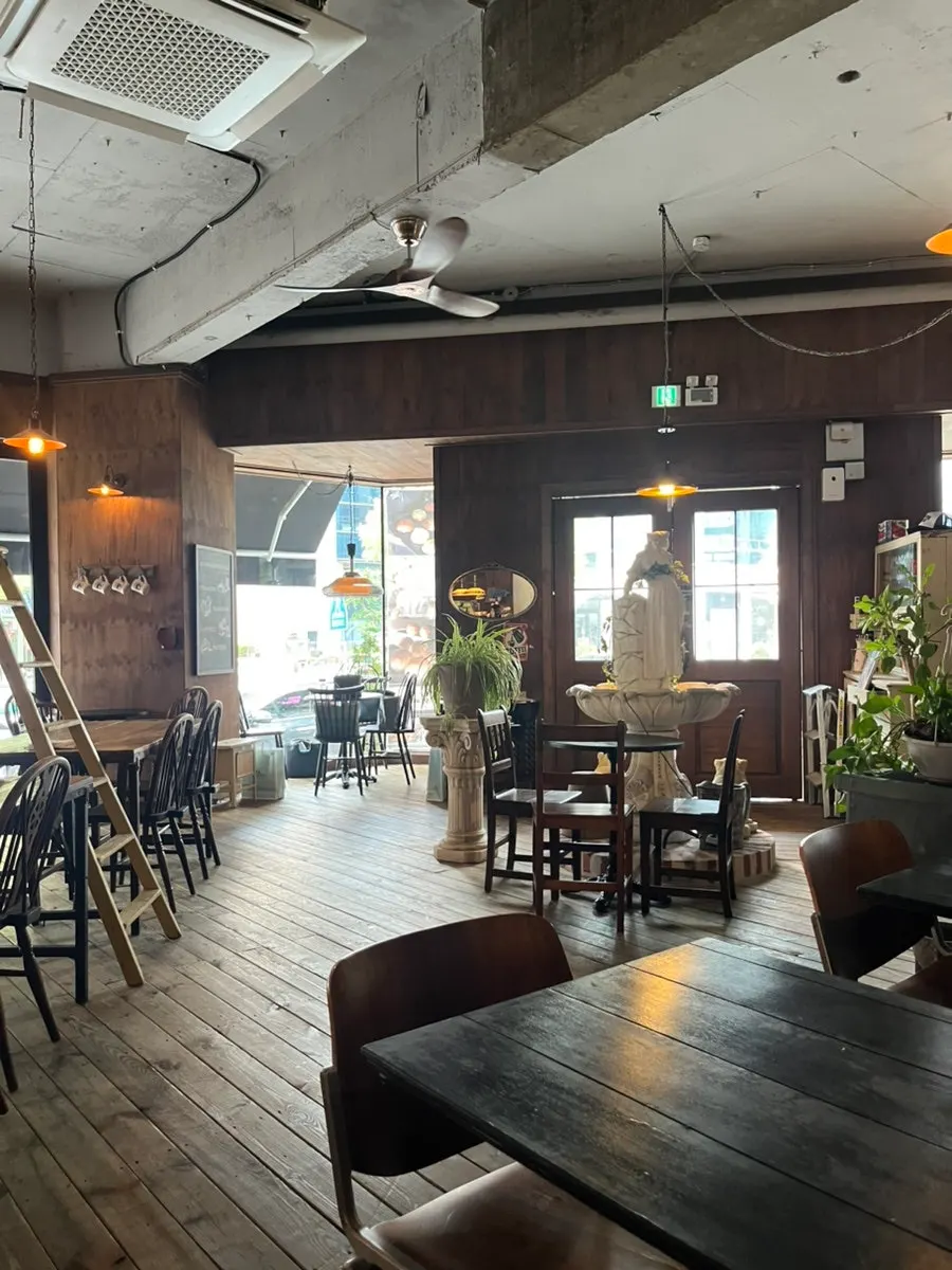 Entrance view of Frank Coffee Bar in Dunsan-dong