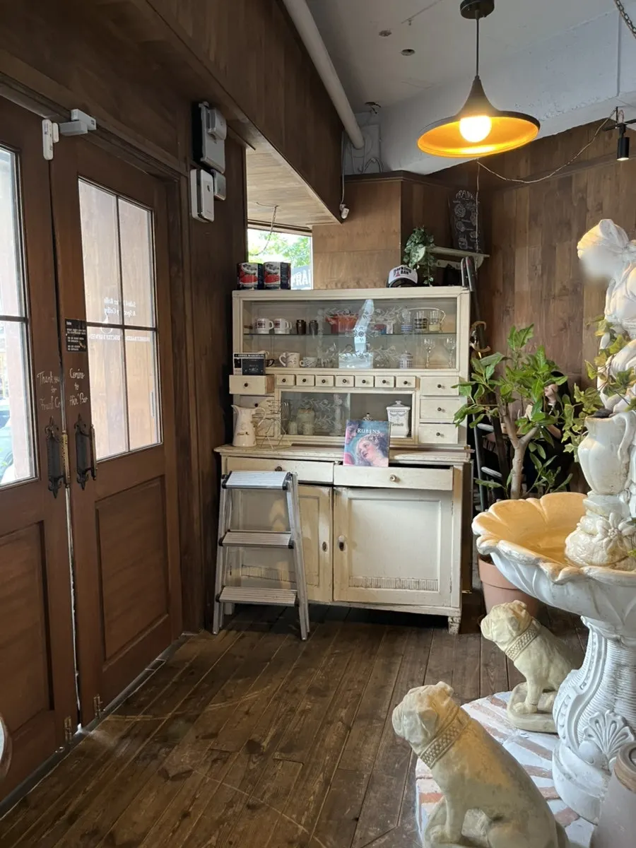 Vintage-feeling seating at Frank Coffee Bar
