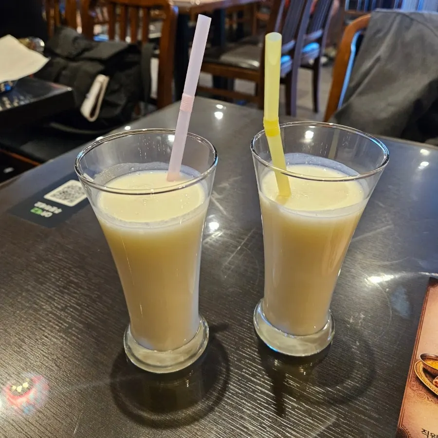 Plain lassi included in the set