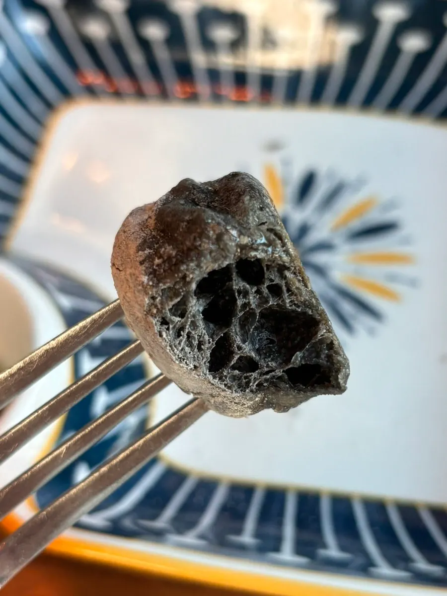 반으로 자른 먹물 식전 빵 단면