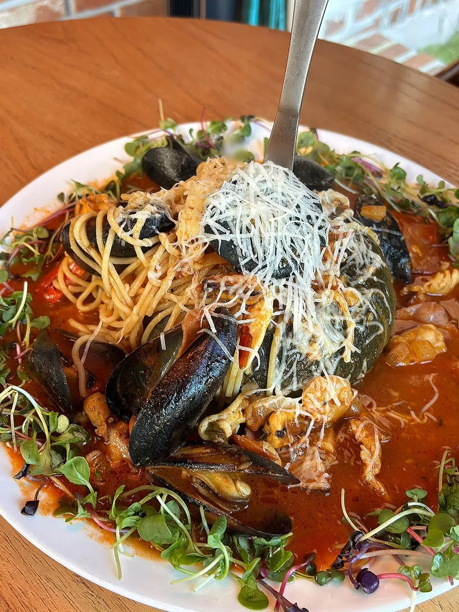 해산물과 베이컨이 올라간 토마토 파스타