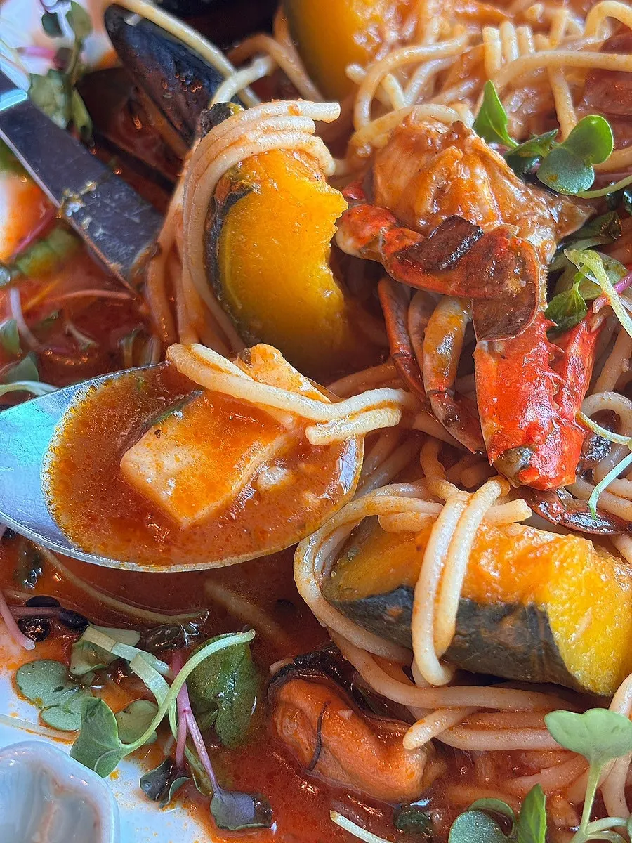 해산물이 들어간 매콤한 토마토 파스타 접시