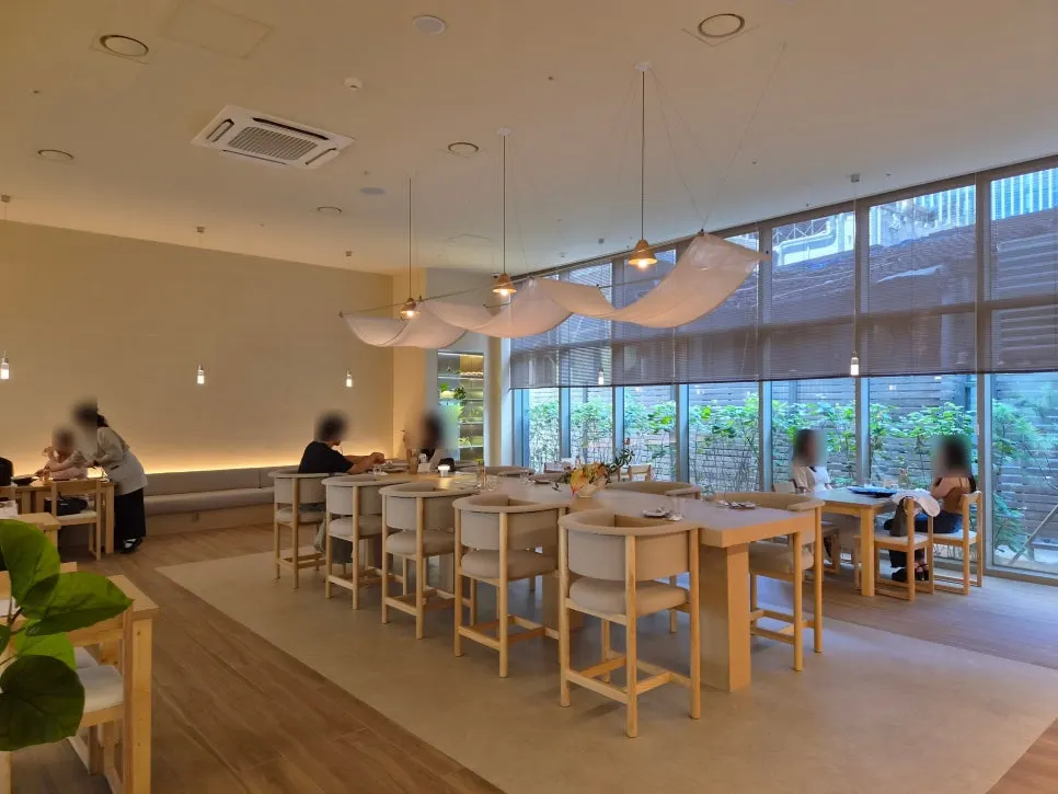 Interior of the roughly 70-pyeong Pyu Euljiro lounge