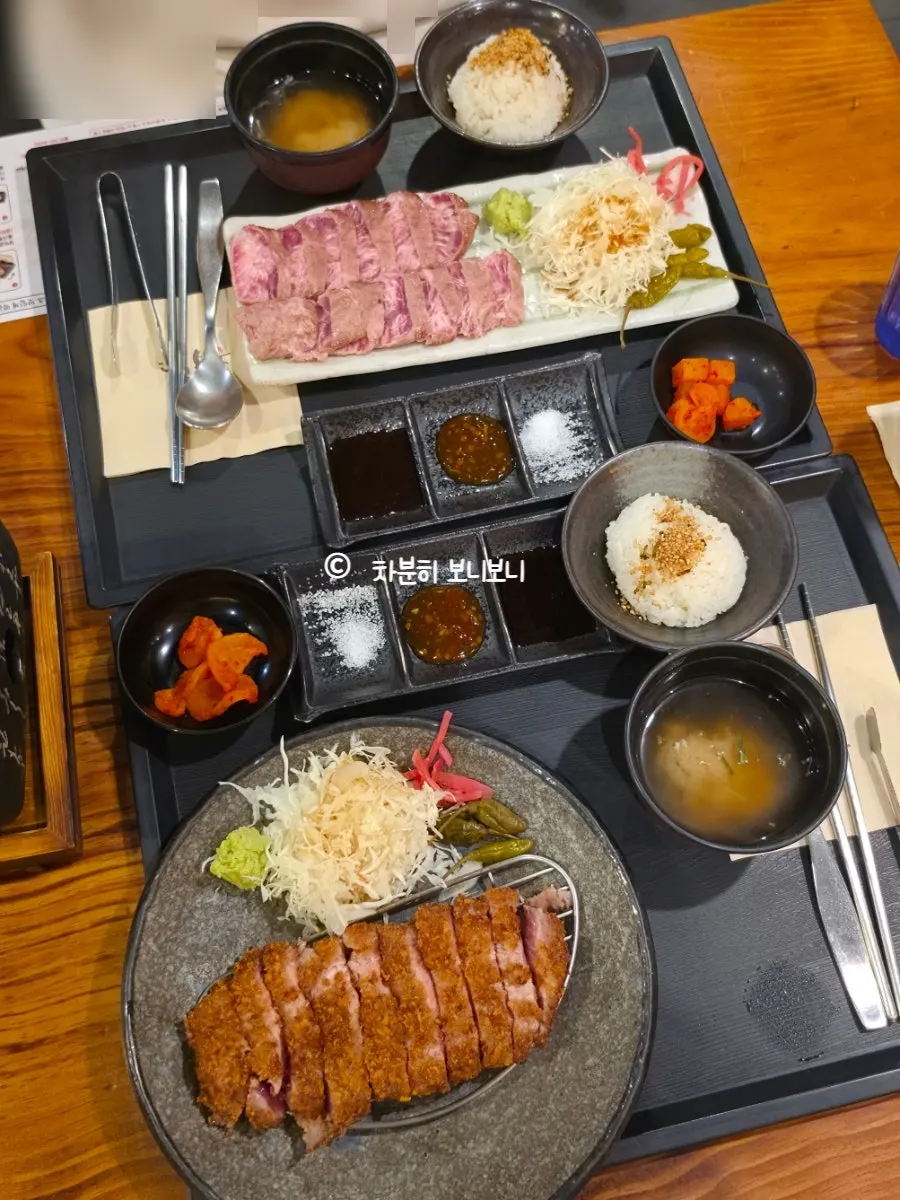 Menu board at Hurato Sikdang Gyeongbokgung Main Branch