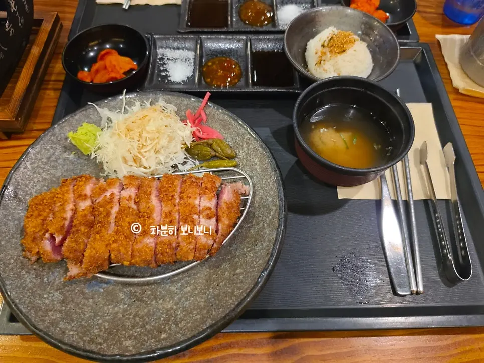 Table setting for Hurato Sikdang's gyukatsu