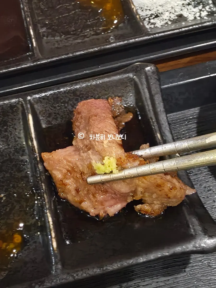Grilling gyukatsu on the mini brazier's stone plate