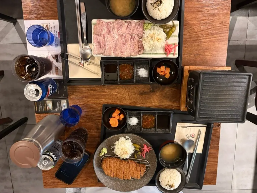 규카츠와 스테키가 함께 놓인 테이블