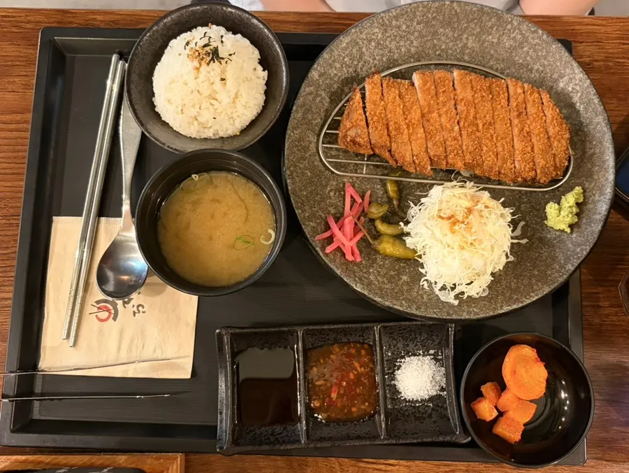 규카츠 단면과 곁들임 구성