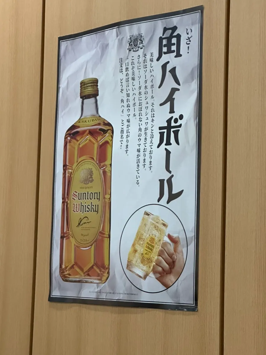 테이블에 놓인 맥주잔과 밑반찬