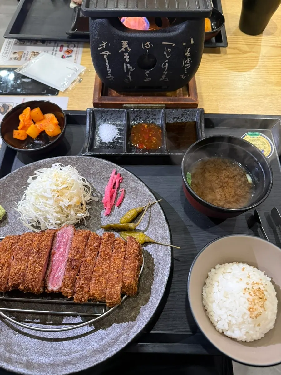 규카츠와 스테키정식 상차림