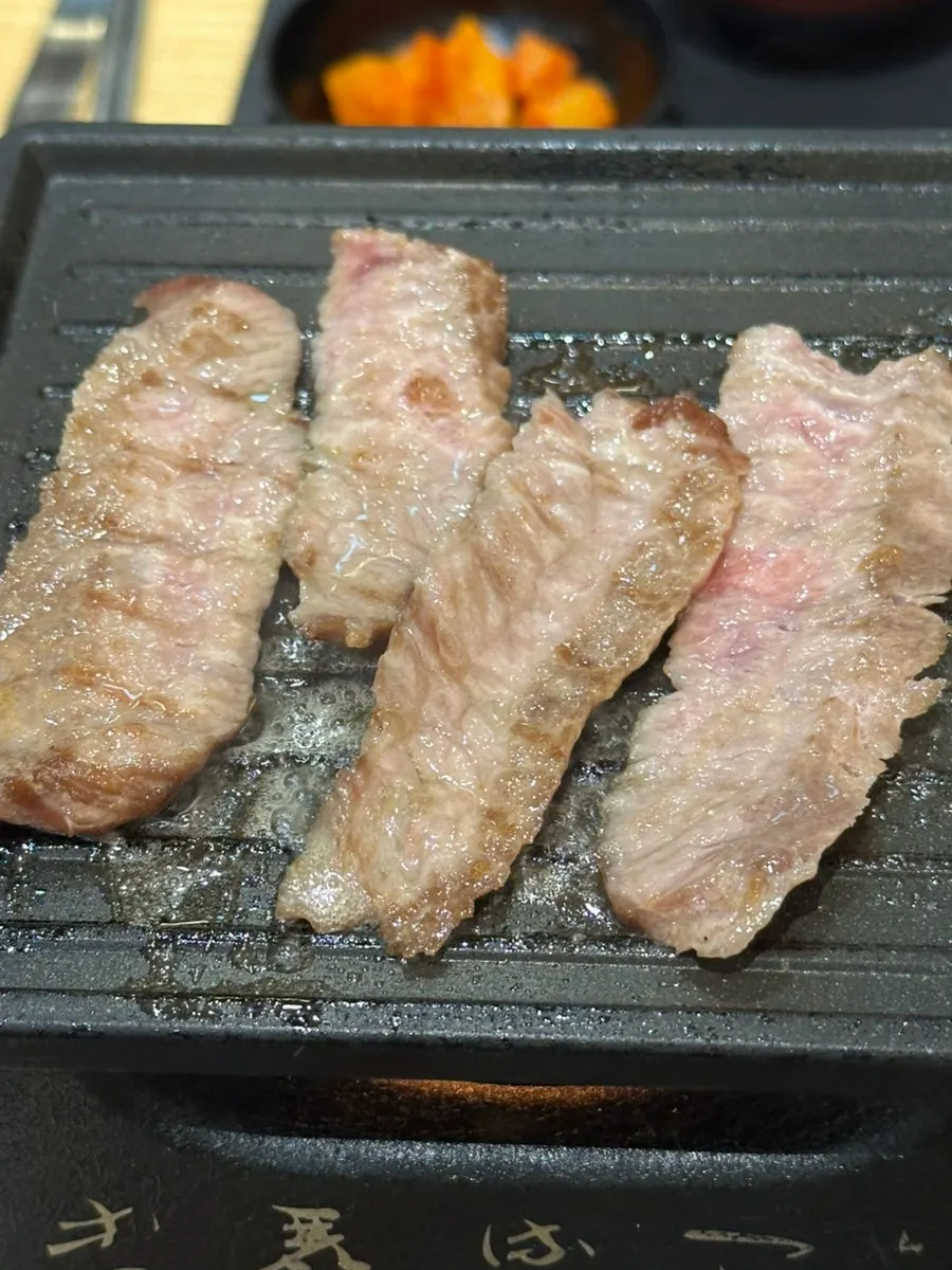 화로 위에서 익어가는 스테키 고기