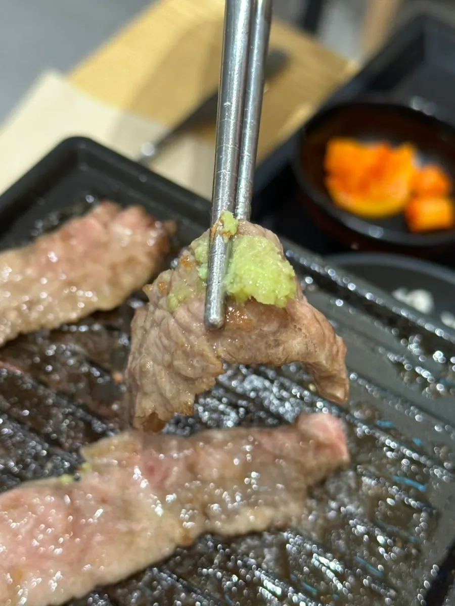 버터에 구운 소고기 한 점