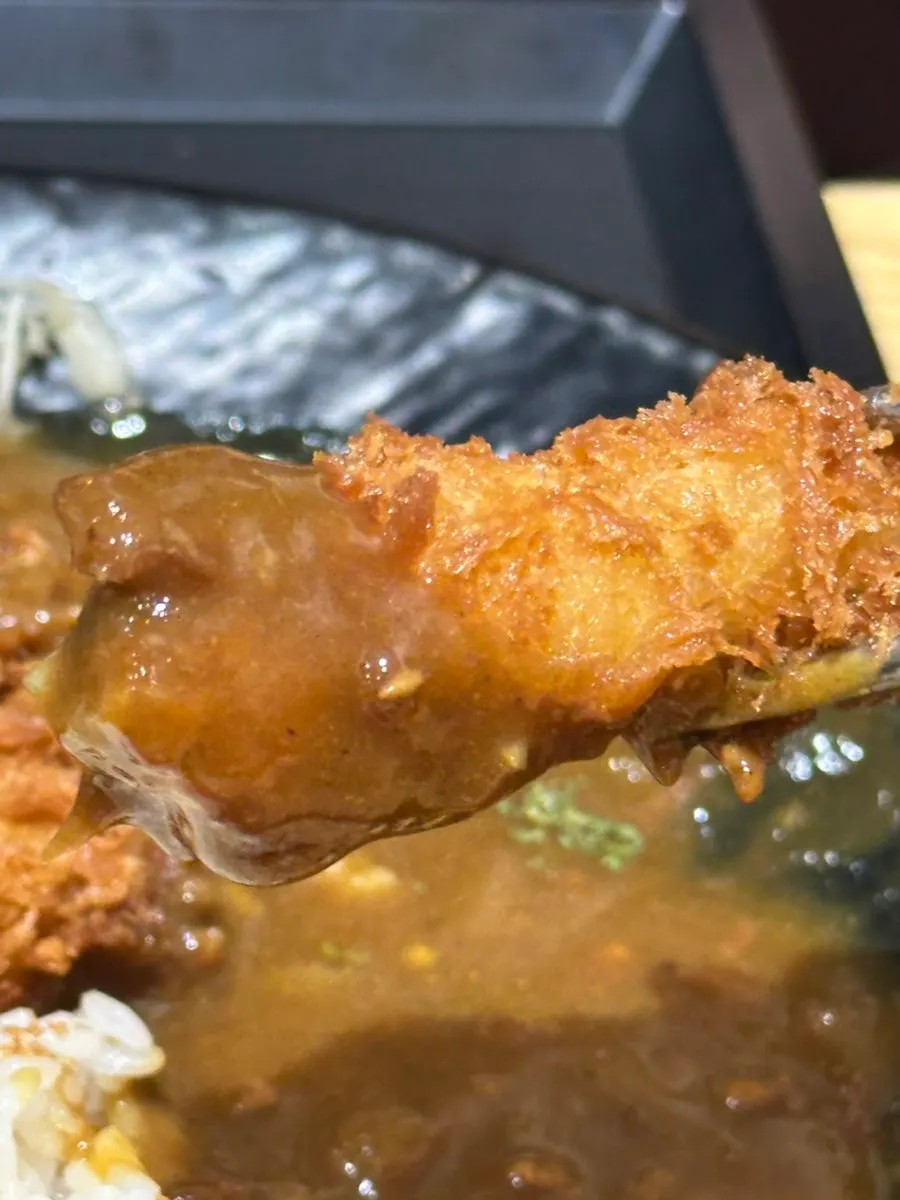 카레 위에 올라간 큰 새우 덴프라 두 마리
