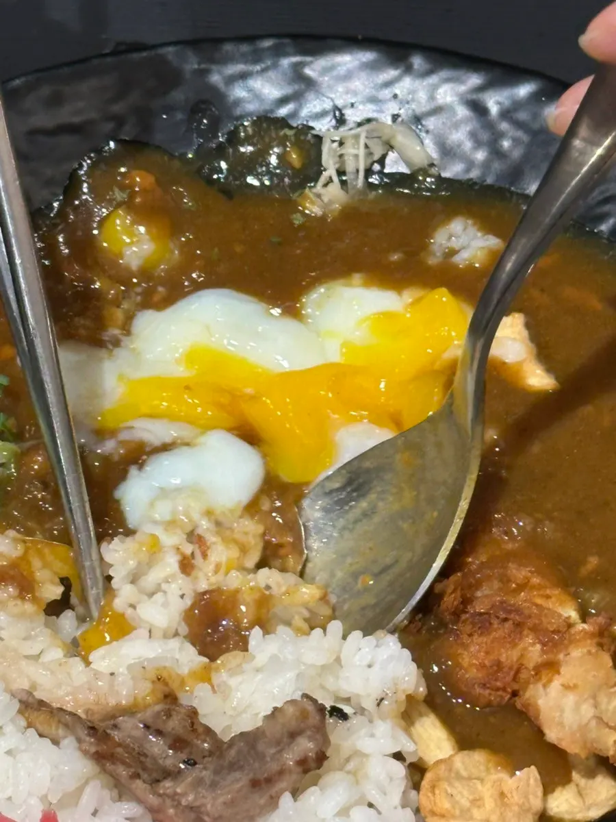 카레에 올린 온센 타마고